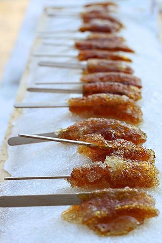 La tire d'erable.   Quebec warm maple syrup rolled in fresh snow. Fabulous !    Tori Arey via Tracey Devlin onto SWEETS & TREATS ..... RECIPES Quebec Food, Maple Taffy, Eastern Townships, Maple Sugar, Treats Recipes, Sugar Shack, Canadian Food, Sugar Candy, Canadian Maple