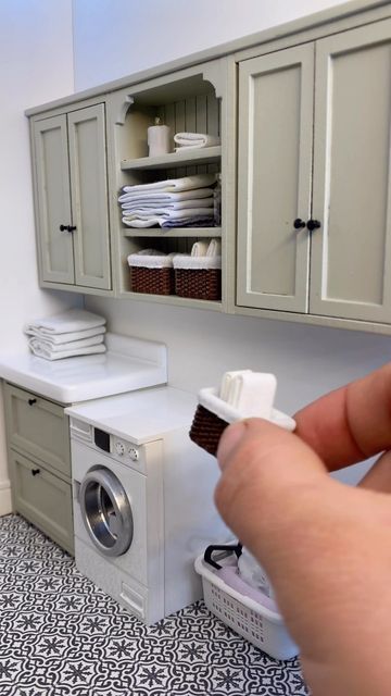 Dollhouse Laundry Room Diy, Miniature Laundry Room, Dollhouse Laundry Room, Mini Bad, Dollhouse Design, Modern Dollhouse Furniture, Dollhouse Miniature Tutorials, Diy Doll Miniatures, Doll House Plans