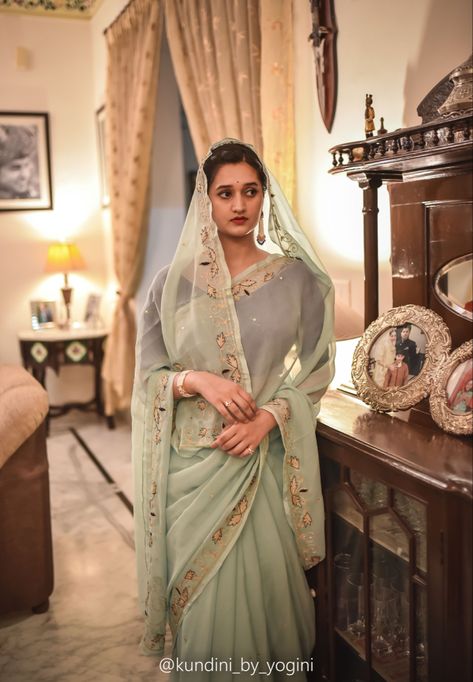 Royal Saree Draping, Indian Royal Look In Saree, Rajasthani Saree Draping, Chiffon Saree Aesthetic, Rajputi Saree Fashion Styles, Rajputani Saree, Rajputi Style Saree, Darbari Saree Look, Rajputi Chiffon Saree