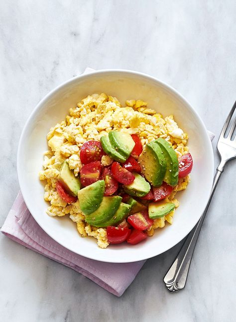 Avocado and Tomato Breakfast Scramble Scrambled Eggs Healthy, Healthy Breakfast Recipes Clean Eating, Scrambled Eggs With Spinach, Avocado Recipes Healthy, Tomato Breakfast, Breakfast Scramble, Scrambled Eggs With Cheese, Clean Breakfast, Scrambled Eggs Recipe