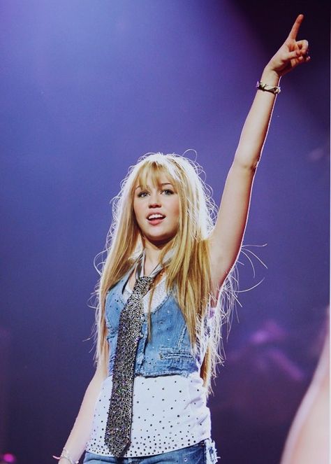 i loooved this tour outfit! Hannah Montana Forever! Hannah Montana Party, Hannah Montana Lyrics, Hannah Montana Aesthetic, Hannah Aesthetic, Hannah Montana Outfits, Montana Aesthetic, Hannah Miley, Hannah Montana Forever, Miley Stewart