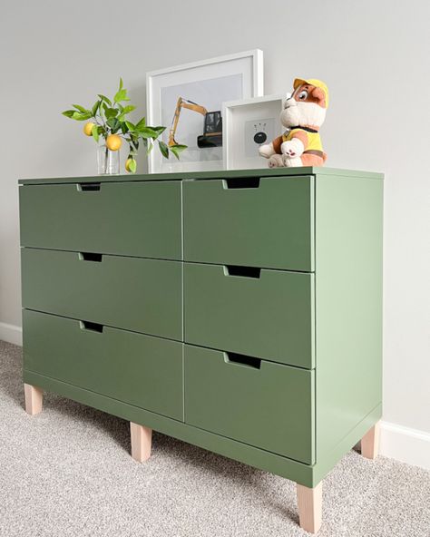 IKEA HACK: How to paint an IKEA dresser with a high gloss finish - Fun Home Building Ikea Nordli Hack, Townhouse Bedroom, Plane Decor, Ikea Nordli, Painting Ikea Furniture, Diy Storage Bench, Green Dresser, Boys Bedroom Makeover, Diy Dresser Makeover