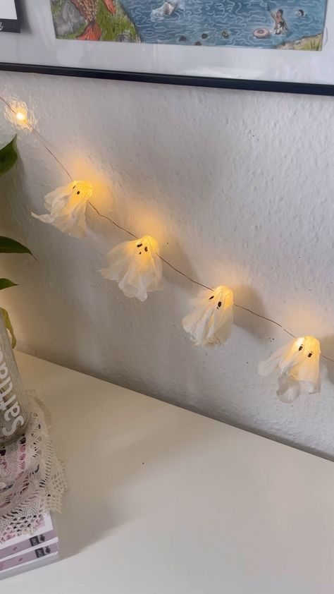 little ghost lights👻✨✨ | Instagram Halloween Room Decor Diy, Fairy Lights Diy, Harry Potter Room Decor, Ghost Diy, Homemade Halloween Decorations, Ghost Lights, Halloween Room Decor, Ghost Light, Halloween Fairy