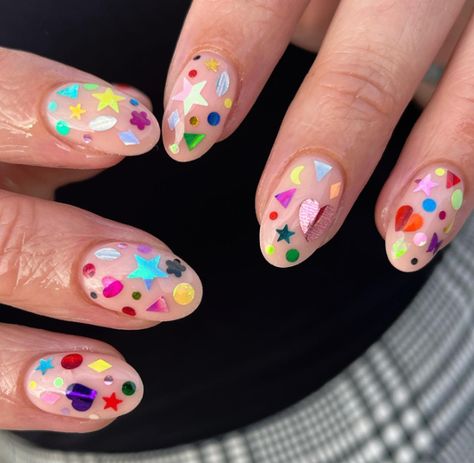 Party Hard With Confetti Nails; The Colorful Blast You Need This Season - VIVA GLAM MAGAZINE™ Short Nails Glitter, Kidcore Nails, Concert Nails, Material Gworl, Rainbow Nail Art, Confetti Nails, Latest Nail Trends, Hard Nails, Summery Nails