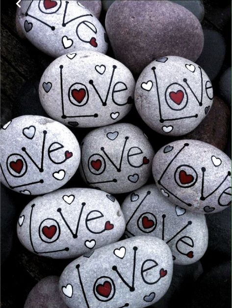 Hearts Rock Painting, Valentines Rocks Painted Stones, Rock Painting Heart Ideas, Painted Rocks Hearts, Valentines Rocks Painted, Heart Rock Painting Ideas, Valentine Rock Painting, Easy Things To Paint On Rocks, Valentine Rocks