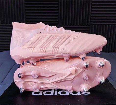 Cute Football Boots, Football Boots Aesthetic, Pink Football Cleats, Cute Soccer Pictures, Custom Football Cleats, Pink Soccer Cleats, Soccer Poses, Cool Football Boots, Best Soccer Cleats