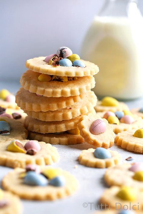 Cadbury mini egg shortbread cookies are a spring dream. The rich and buttery shortbread rounds are topped with pretty pastel chocolate eggs for the perfect Easter cookie! Best Easter Cookies, Easter Shortbread Cookies, Spring Biscuits, Cadbury Mini Egg Oatmeal Cookies, Easter Shortbread, Recipes With Cadbury Mini Eggs, Cadbury Eggs Cookies, Mini Egg Recipes, Cookies With Cadbury Mini Eggs