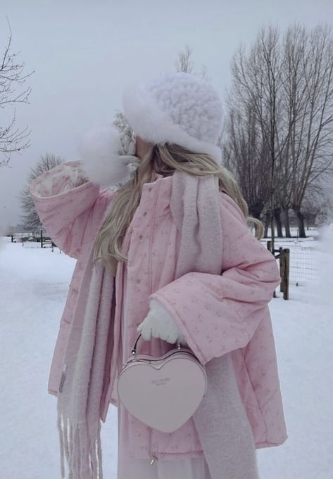 Feminine Winter Outfits, Different Body Sizes, Winter Princess, Outfit Looks, Pink Xmas, Snow Outfit, Two Friends, Platform Clogs, Polo Top