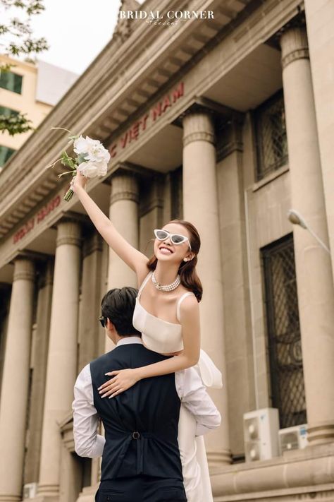 Modern Wedding Photoshoot, Couple Photoshoot Props, Vintage Pre Wedding Shoot, Save The Date Inspo Photos, Courthouse Wedding Flowers, Sesion Save The Date, Courthouse Wedding Photo Ideas, Wedding Prenup Photoshoot, Elope Photoshoot