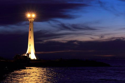 Upotettu kuva Lighthouse At Night, Magic Cards, Beacon Of Light, Light House, Online Images, Cn Tower, Wind Turbine, At Night, Lighthouse