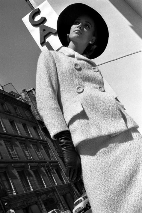 Fashion photo by Brian Duffy for French ELLE, August 1962 Brian Duffy, 60s Fashion Trends, 1960's Style, Fall Inspiration, Vintage Suits, Amazing Fashion, Pierre Balmain, Vintage Fall, 1940s Fashion