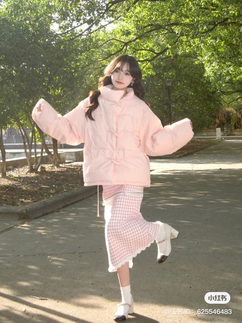 Cute Pink Winter Outfits, Jacket Over Shoulders, Xl Outfits For Women, Grunge Spring Outfits, Y2k Spring Outfits, Xl Outfits, Korean Cute Outfits, Shirt Spring Outfit, Outfits Y2k Grunge