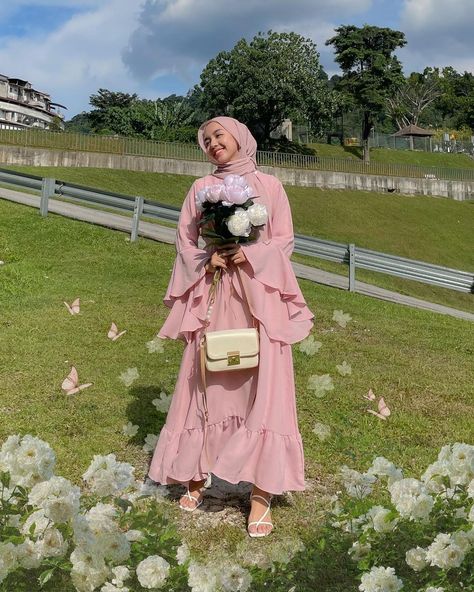 ✿ 𝐙𝐮𝐥𝐚𝐢𝐤𝐡𝐚 𝐧𝐮𝐫 ✿’s Instagram post: “Her world was the colour of pearls, pale white & pink and softly glowing 🏹🎀” Pink Modest Dress Hijab, Pale Pink Dress Outfit, Pink Abaya Aesthetic, Pink Outfits Modest, Modest Pink Outfits, Pink Hijabi Outfits, Pink Dress Hijab, Modest Pink Dress, Hijabi Coquette