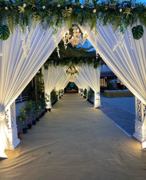 Wedding Reception Entry Way Decor, Outdoor Wedding Decorations Ceremony, Haldi Design, Wedding Passage, Passage Decor, Marriage Hall Decoration, Vidhi Mandap, Stage Decoration Photos, Engagement Stage Decoration