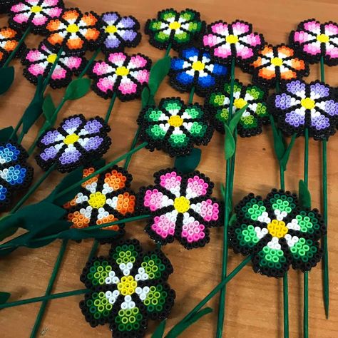 Hama Beads Flower, Pyssla Pattern, 3d Pyssla, Perler Beads Art, Hamma Beads Ideas, Pearl Beads Pattern, Easy Perler Beads Ideas, 3d Perler Bead, Art Perle