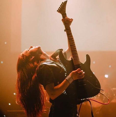 Female Guitarist Aesthetic, John 5 Guitarist, Rockstar Women, Guitarist Aesthetic, Female Rockstar Aesthetic, Bass Guitar Notes, Art Sources, Bass Guitar Chords, 505 Arctic Monkeys