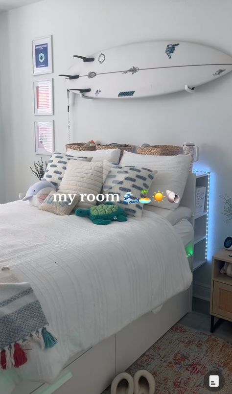 dorm inspo  @ava.alexandrraa on tiktok Surfer Room Inspiration, Obx Aesthetic Bedroom, Beach College Dorm, Sea Salt Room Ideas, Brazil Room Aesthetic, Surfer Girl Room Ideas, Simple Beach Bedroom Ideas, Retro Beach Bedroom, Outer Banks Themed Room