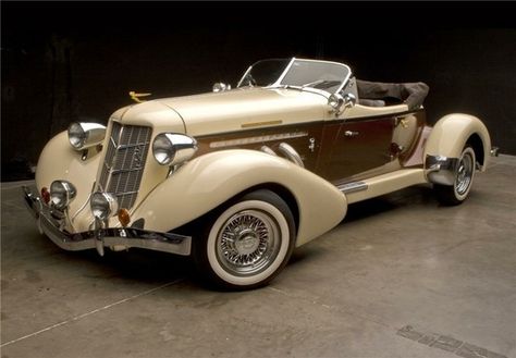 1935 Auburn boat tail speedster. What a beauty! Auto Retro, Antique Car, Cars Vintage, American Classic Cars, Old Classic Cars, Classy Cars, Classic Cars Vintage, Car Auctions, Classic Cars Trucks