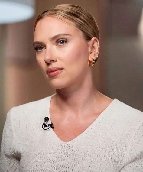 Scarlett Johansson Tattoos, Scarlett Jonhsson, Celebrity Ear Piercings, Celebrity Woman, Tattoos Aesthetic, Marvel Actors, Beautiful Views Video, Natasha Romanoff, Ear Piercing