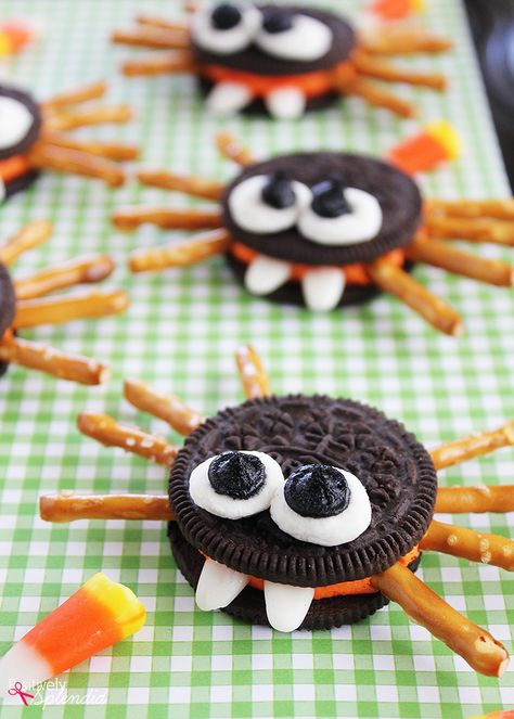 Adorable Oreo cookie spiders are a perfect Halloween food craft to make with kids! #hugthemess Halloween Food Crafts, Halloween Oreos, Halloween Snacks For Kids, Postres Halloween, Recetas Halloween, Kids Halloween Food, Dekorasi Halloween, Halloween Fruit, Halloween Fest