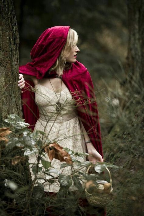 Little Red Riding Hood in the woods Red Cloak, Fairytale Photoshoot, Costume Carnaval, Red Ridding Hood, Baba Jaga, Fantasy Wolf, Fotografi Vintage, Fairytale Photography, Red Cape