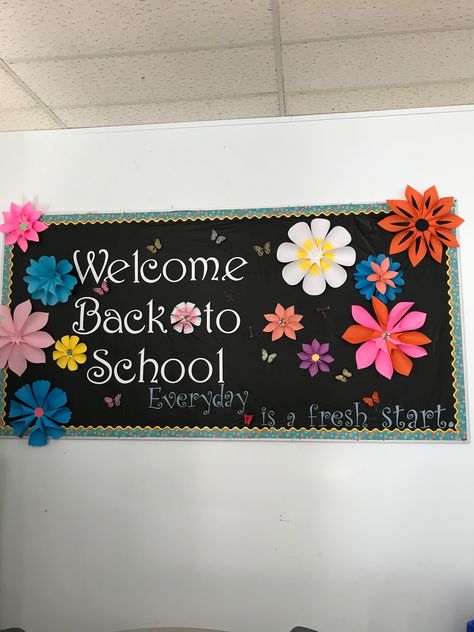 Elementary Art Classroom Decorations Bulletin Boards, Welcome Back To School Board Ideas, Welcome Back To School Board Decoration, Welcome Back To School Bulletin Boards Preschool, Welcome Back To School Chart, Welcome Sign For School, Welcome Board For School, Welcome Back Bulletin Boards Elementary, Welcome Charts For Classroom