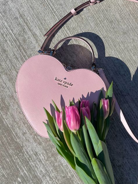 Kate Spade Bag Aesthetic, Kate Spade Purse Outfit, Pink Purse Aesthetic, Kate Spade Heart Purse, Kate Spade Heart Bag, Kate Spade Aesthetic, Bag Ads, Thea Sisters, Waldorf Aesthetic