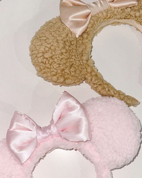 All Sherpa Ears are available with 2 different bow options ! A matching Satin Silky bow or the Sherpa Bow! - Check out the collection at www.sarahbellemagic.com 🎀🐭 - #Classic #minnieears #Vintage #sherpa #fluffybear #mickeyearsforsale #minnieearsforsale #explorepage #explore #disneyland #duffyandfriends #shelliemay #dca - Mickey Ears, Minnie Ears, Sherpa Mouse Ears, Teddy Bear Ears, Vintage, Stylish, Classic, Explore, Explore Page Sally Mickey Ears, Teddy Bear Ears, Bear Ears, Minnie Ears, Mickey Ears, Mouse Ears, The Collection, Disneyland, Teddy Bear