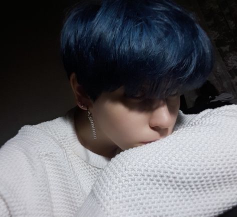 Blue Hair Boy, Mens Blue Hair, Midnight Blue Hair, Blue Hair Aesthetic, The Best Hair Products, Navy Blue Hair, Best Hair Products, Blue Black Hair, Blue Ombre Hair