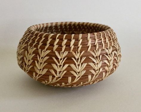 Pine Straw Baskets, Pine Needle Crafts, Basket Weaving Diy, Native American Baskets, Basket Weaving Patterns, Pine Needle Baskets, Coiled Baskets, Diy Weaving, Garden Nursery