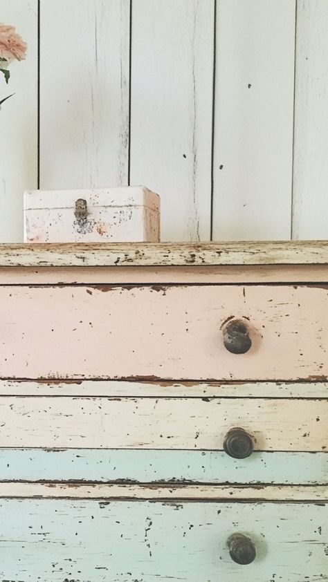 Transform an old dresser with a fresh coat of chalk paint! This DIY dresser makeover is perfect for giving tired furniture a new lease on life with a matte, vintage-inspired finish. Learn how to create a shabby-chic look with chalk paint and bring charm to any room with this simple, budget-friendly project. 🎨🛠 #ChalkPaintMakeover #DIYDresser #FurnitureMakeover #ShabbyChicDecor Chalk Paint Colors Furniture, Chalk Paint Diy, Chalk Paint Dresser, Chalk Paint Makeover, Paint Dresser, Diy Dresser Makeover, Painted Furniture Colors, Diy Chalk, Diy Chalk Paint