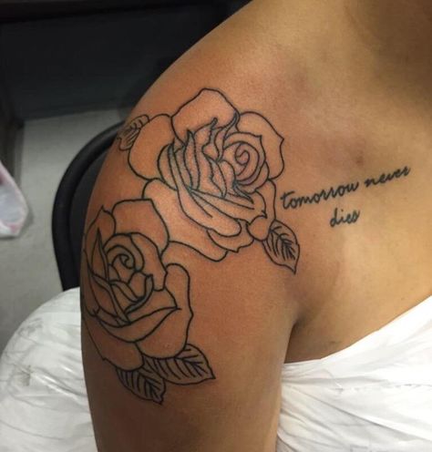 Shoulder Tattoos Women, Rose Tattoo On Shoulder, Fam Tattoo, Tattoo On Shoulder, Rose Tattoo Sleeve, Rose Shoulder Tattoo, Small Shoulder Tattoos, Rose Tattoos For Women, Snakebites