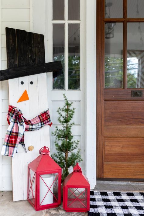 85 DIY Christmas Door Decorating Ideas | Holiday Door Decorations | HGTV Outdoor Snowman, Diy Snowman Decorations, Porch Diy, Diy Scarecrow, Holiday Door Decorations, Diy Christmas Door, Front Door Christmas Decorations, Snowman Christmas Decorations, Christmas Front Porch