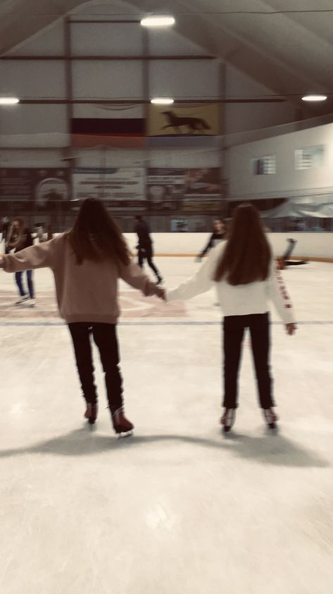 Winter Picture Ideas For Friends, Winter Pics To Recreate, Christmas Photos Best Friends, Cute Winter Pics With Friends, Winter Pics With Friends, Ice Skating Pictures With Friends, Ice Skating Instagram Pictures, Ice Skating Pics, Winter With Friends