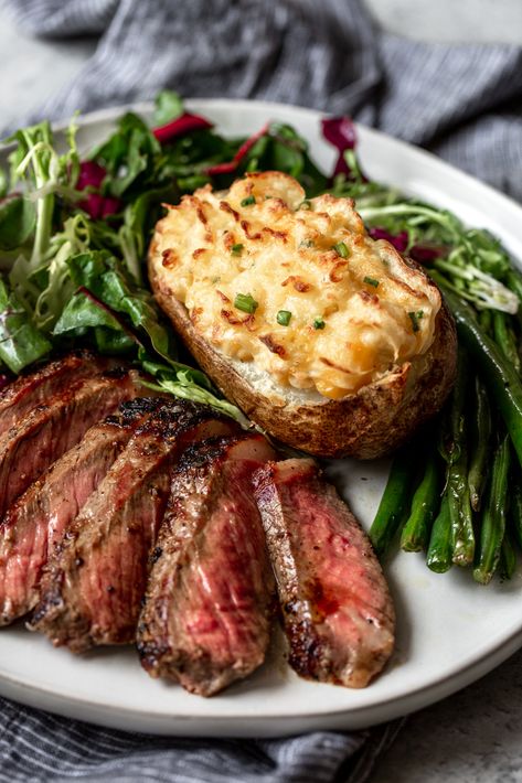 Steak And Baked Potato, Romantic Recipes, Stomach Rumbling, Roast Meat, Mouthwatering Food, All Ideas, Baked Potato Casserole, Baked Potato Recipes, Potato Sides