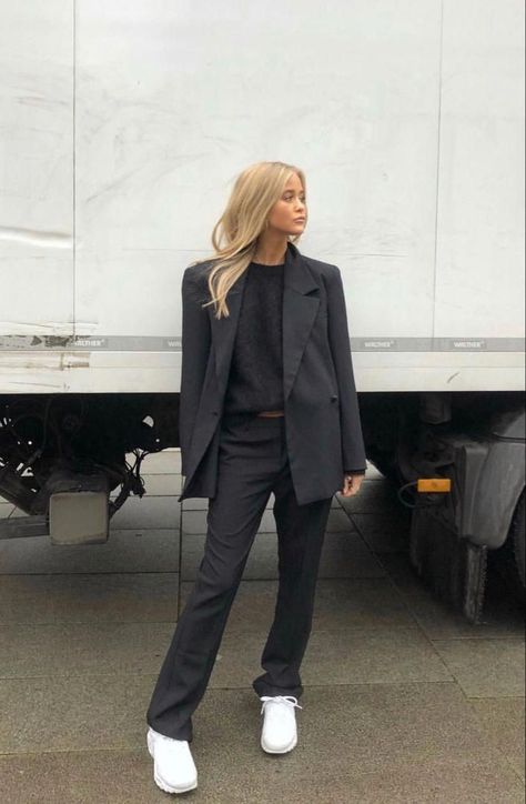 Suits And Sneakers, Minimalistic Outfits, Womens Outfits, Looks Street Style, Trending Sneakers, Black Suit, Fashion Weeks, Black Women Fashion, Mode Inspo