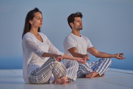 A couple that meditates together, stays together #meditation Couple Meditating Together, Couples Meditation, Meditation Photos, Couples Yoga, Yoga Positions, Meditation Benefits, Meditation Art, Bear Wallpaper, Happily Married