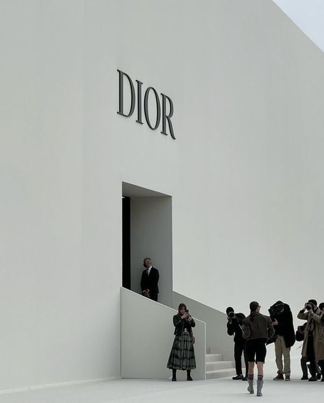 Wallpaper Aesthetic White, Dior Fashion Week, White Vibe, Dior Wallpaper, Fashion Week Aesthetic, Dior Store, Instagram Filler, Personal Fashion Stylist, Nightclub Aesthetic