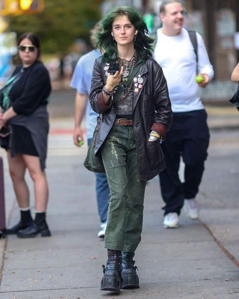 Pretty People Women, Random Aesthetic Outfits, Grunge Outfits Inspiration, Outfits With Green Hair, My Aesthetic Vibe, Punk Clothing Aesthetic, Women In Mens Clothes, Clothing Aesthetic Women, Grunge Inspired Outfits