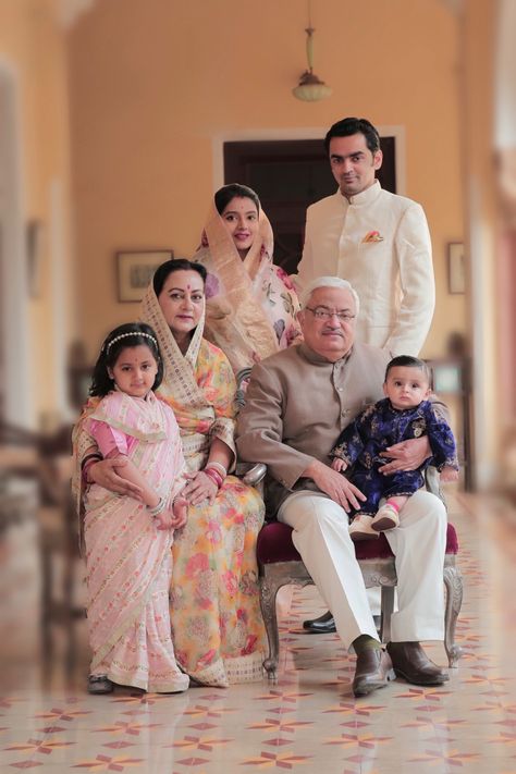 Royal Family Indian, Family Photoshoot Indian, Family Portraits Indian, Indian Family Photoshoot, Indian Family Photo, Indian Family Photography, Rajputana Dress, Royal Family Fashion, Wedding Group Photos