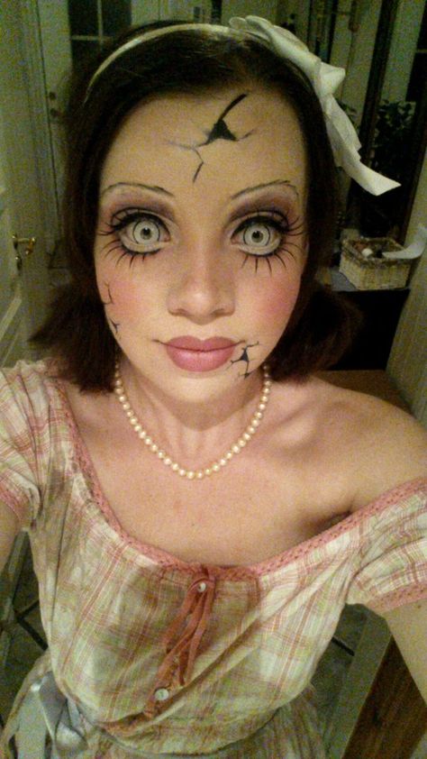 Creepy Doll Costume, Creepy Doll Makeup, Doll Makeup Halloween, Maquillage Halloween Simple, Porcelain Doll Makeup, Halloween Make-up Looks, Creepy Halloween Costumes, The Mask Costume, Creepy Makeup