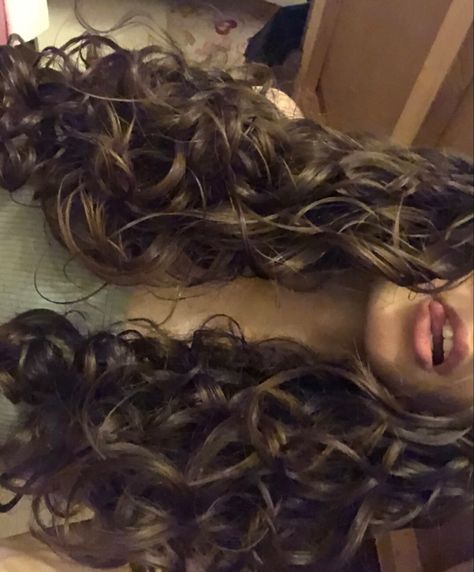 Vision Board Curly Hair, Curly Hair Aesthetic Girl, 2 A Hair, 2b Curly Hair, Pretty Curly Hair, 2c Hair, Loose Curly Hair, Curly Hair Care Routine, Curly Hair Photos