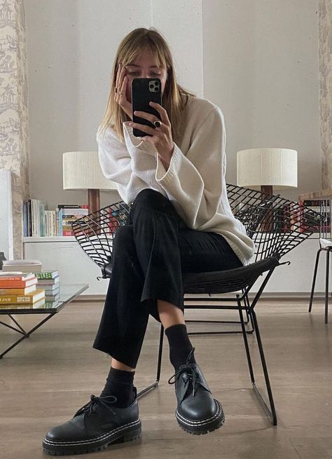 Loafers Women Outfit, Lizzy Hadfield, 가을 패션, Look At You, Looks Style, Outfits Casuales, Wearing Black, Dr. Martens, Look Fashion