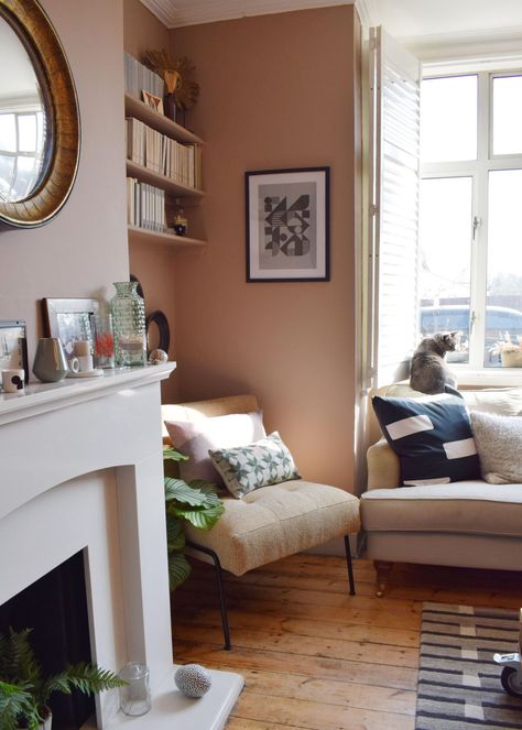 Room makeover; our mid-century calm space with muted Scandinavian colours Dead Salmon, Luxe Interior Design, Farrow And Ball Living Room, Scandinavian Living Room, Remodel Basement, Pink Living Room, Mid Century Living, Mid Century Living Room, Muted Pink