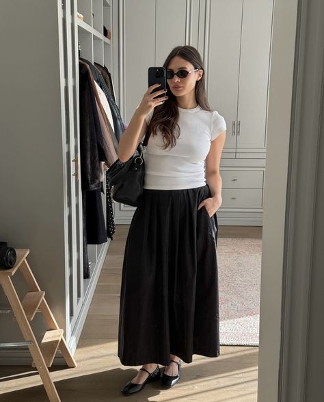 Black Poplin Skirt Outfit, Poplin Skirt Outfit, Staycation Outfits, Skirt Work Outfit, European Style Outfits, A Line Skirt Outfits, Corporate Outfit, Poplin Skirt, Cool Girl Style