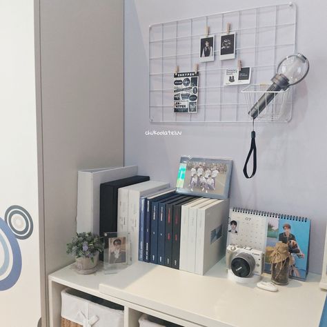 Enhypen Desk Setup, Room Ideas Aesthetic Kpop Enhypen, Enhypen Collection Aesthetic, Enhypen Room Aesthetic, Enhypen Room Ideas, Enhypen Shelf, Enhypen Room Decor, Enhypen Bedroom, Enhypen Album Collection