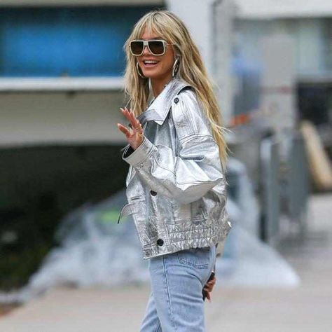 Silver Jacket Outfit, Silver Leather Jacket, Moto Jacket Outfit, Silver Outfits, Silver Jacket, Metallic Jacket, Model Looks, Metal Clothing, All White Outfit