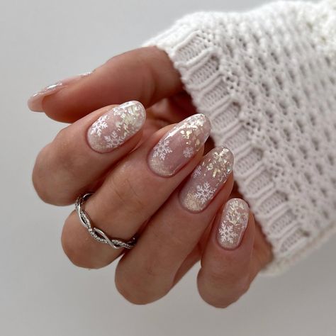 Short Winter Nails 2024 – 2025: Timeless Designs for the Season Elegant Manicure Ideas, Simple Winter Nail Ideas, French Tips Manicure, French Tips Gel, Dip Designs, Short Winter Nails, Summer Lipstick Colors, Sparkle Overlay, Simple Winter Nails