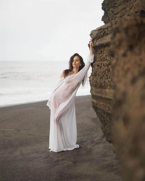 Woman In Beach, Beach Dress Photoshoot, Beach Editorial, Lake Photoshoot, Beach Photo Session, Water Shoot, Maternity Photoshoot Poses, Beach Model, Studio Photography Poses