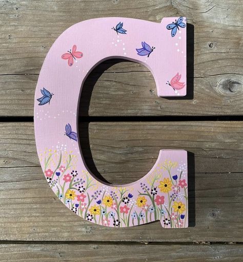 Floral Letter Painting, Letter A Painting Ideas, Painting Wooden Letters Designs, Wooden Letters Decorated With Paint, Painting Initials Letters Diy, Painted Letters Diy Ideas, Cardboard Letter Decorating Ideas, Painted Wood Letters Ideas, Painted Initial Letters